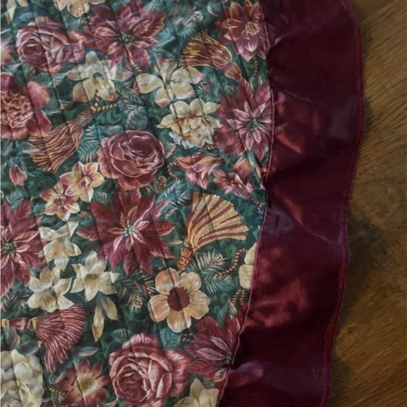 SOLD! Vintage tree skirt 58 inches - Picture 3 of 8